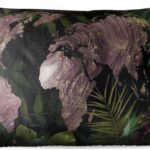 Paarse ovale 3D buitenkussen met wereldkaart en marmerpatroon, omringd door tropische bladeren.