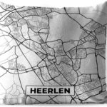 Weerbestendig stadskaart tuinkussen in grijs en wit, 50x50 cm, met plattegrond van Heerlen.